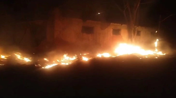 Incêndio atingiu um casarão abandonado