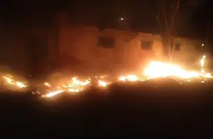 Incêndio atingiu um casarão abandonado (Foto: Conecta Piauí)