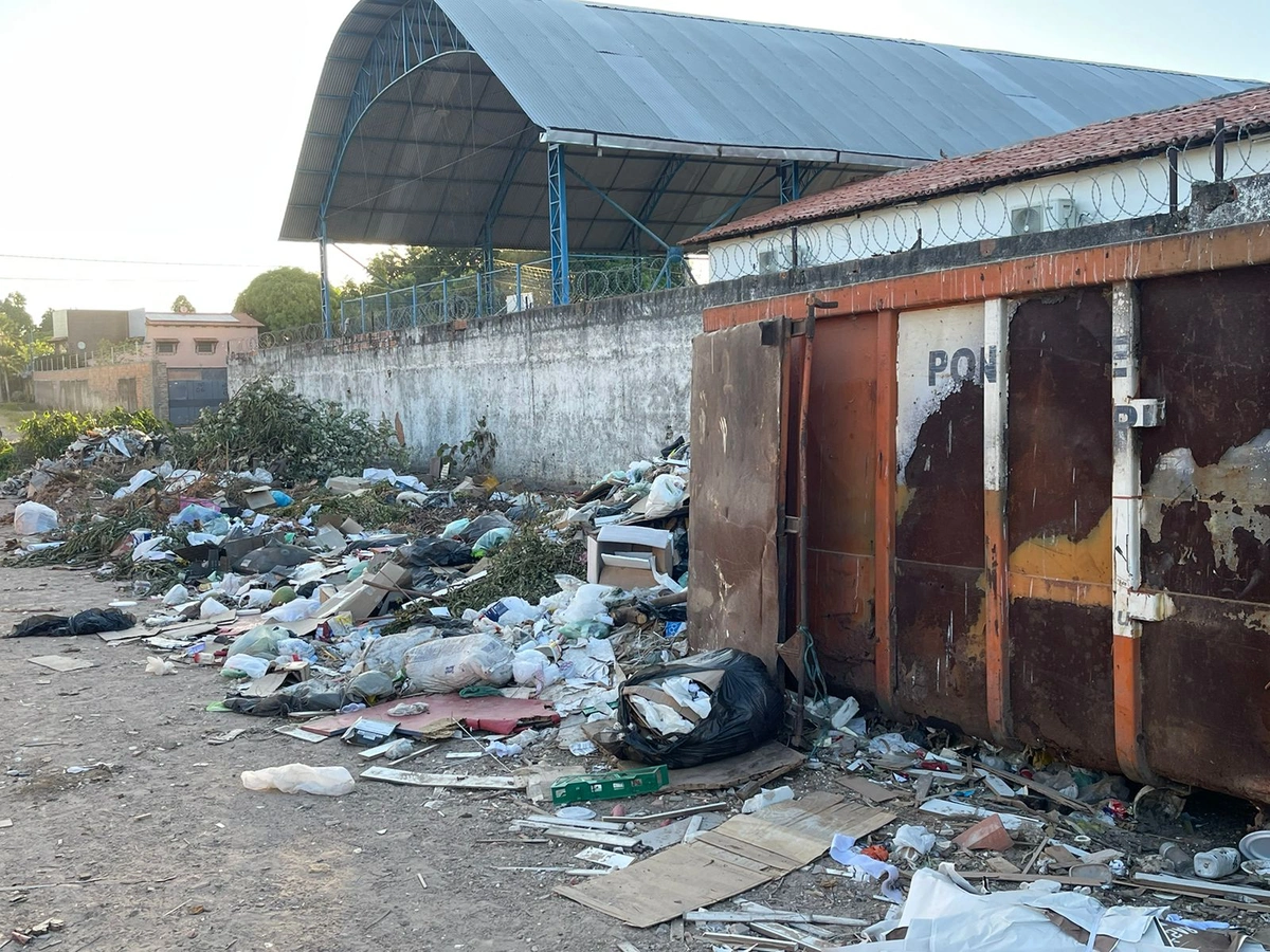 Lixo localizado na rua Antônio Monteiro, no bairro Parque Alvorada, zona Norte de Teresina