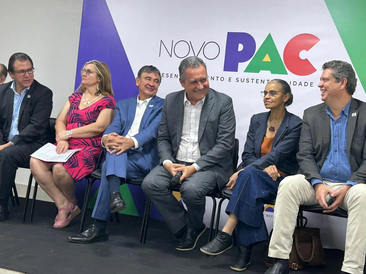 Ministros em coletiva de imprensa