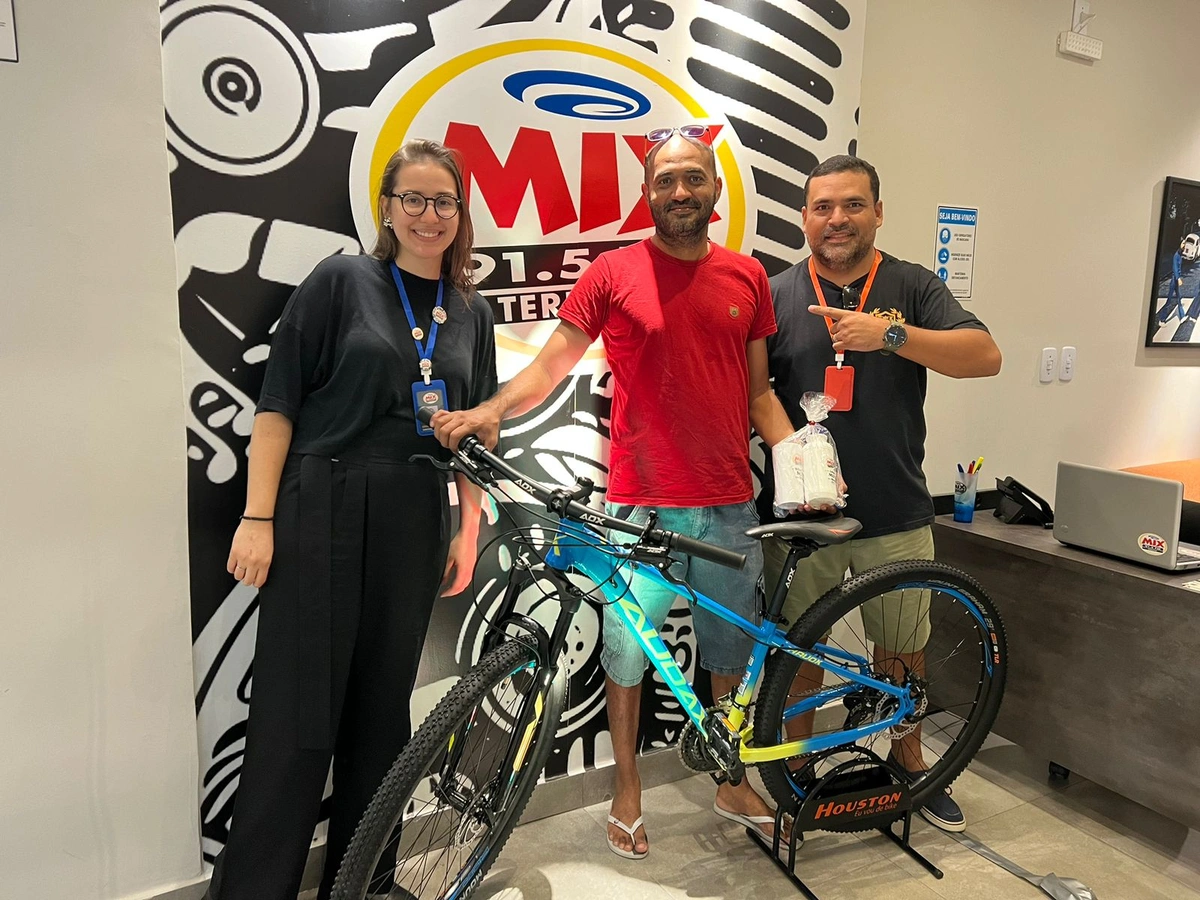 Mix FM entrega bicicleta a ouvinte