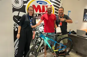 Mix FM entrega bicicleta a ouvinte (Foto: Divulgação)