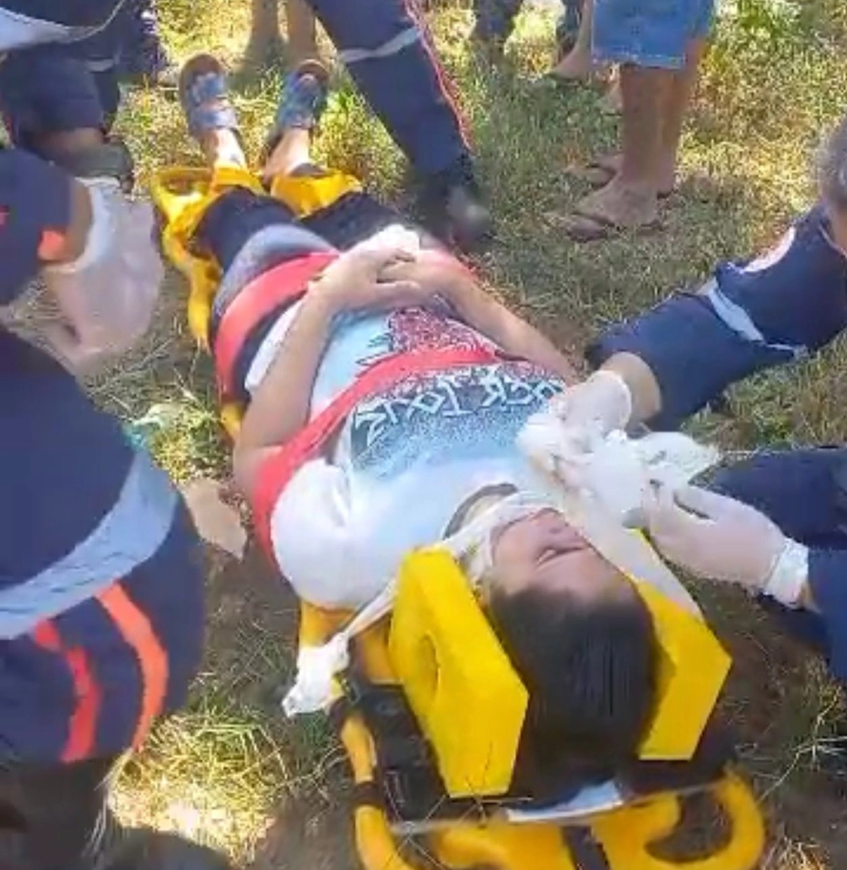 Motorista perde controle de veículo e cai em buraco na Estrada da Alegria