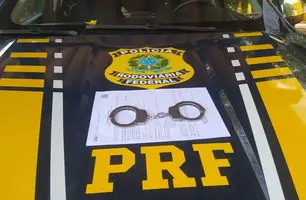 Mulher é presa pela PRF por receptação de veículo em Redenção do Gurguéia (PI) (Foto: Divulgação/PRF)