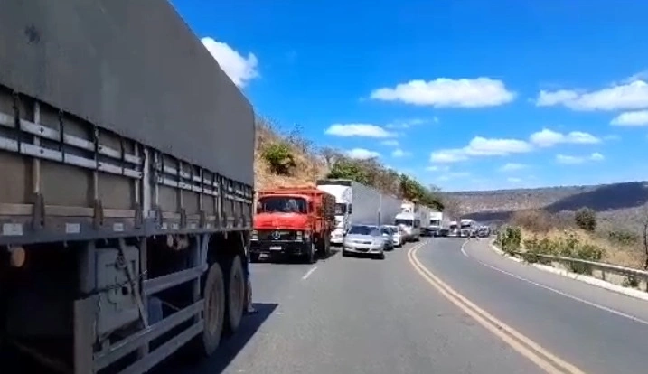 O Corpo de Bombeiros foi acionado para controlar as chamas e uma equipe da PRF, controlou o trânsito na BR