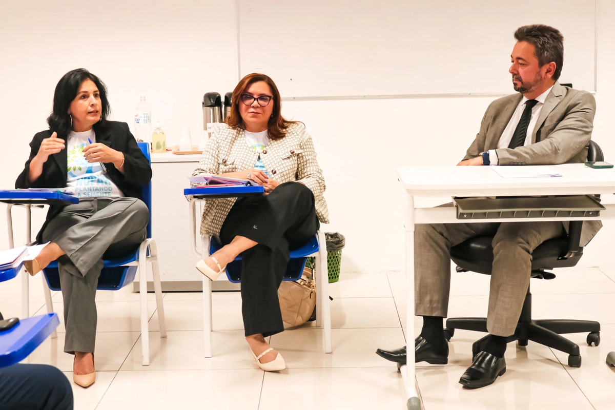 O encontro foi mediado pelo promotor Eny Pontes, titular da 29ª PJ, junto com a promotora de Justiça Cynara Barbosa