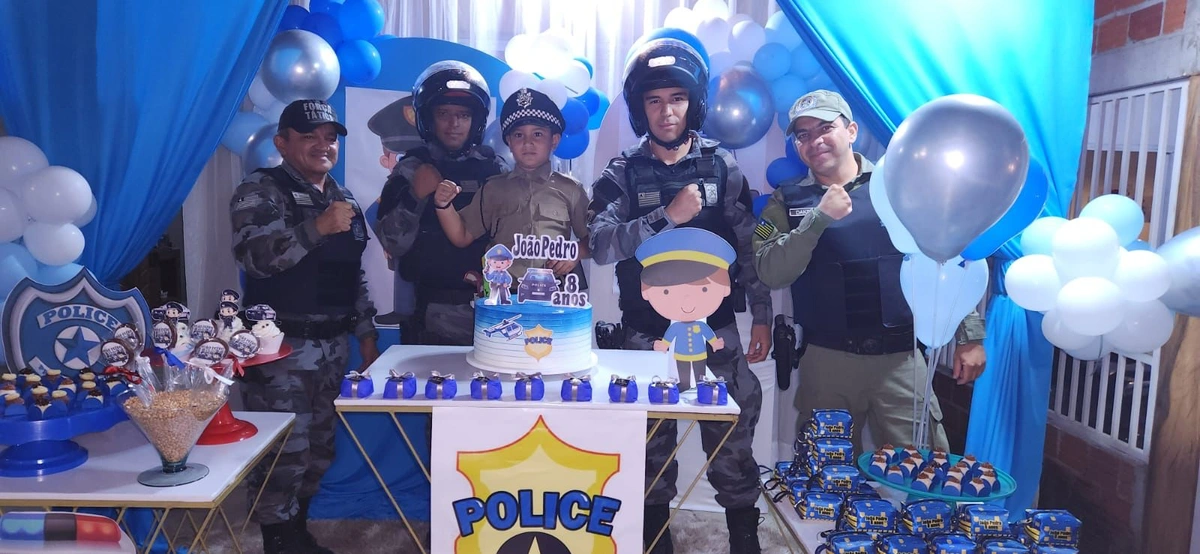 Polícia Militar faz supresa e participa de aniversário de criança fã da corporação