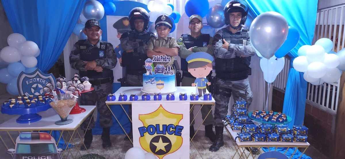 Polícia Militar faz supresa e participa de aniversário de criança fã da corporação
