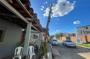 População reclama de um bueiro e um poste que está com risco de queda causando vários transtornos (Foto: Tiago Moura / Conecta Piauí)