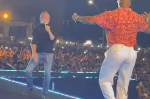 Prefeito de Caxias no palco com o cantor Leo Santana (Foto: Reprodução/rede social)
