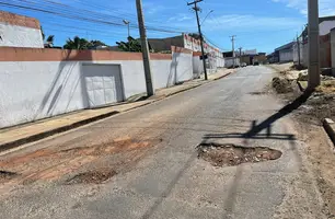Rua Luís Pires de Lima , no bairro Recanto das Palmeiras está cheia de buracos (Foto: Tiago Moura / Conecta Piauí)