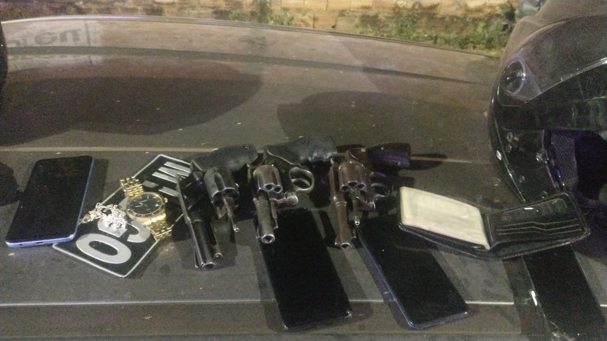 Três armas de fogo foram apreendidas