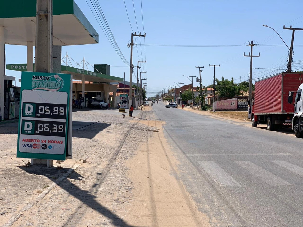 Avenida fica alagada em Parnaíba
