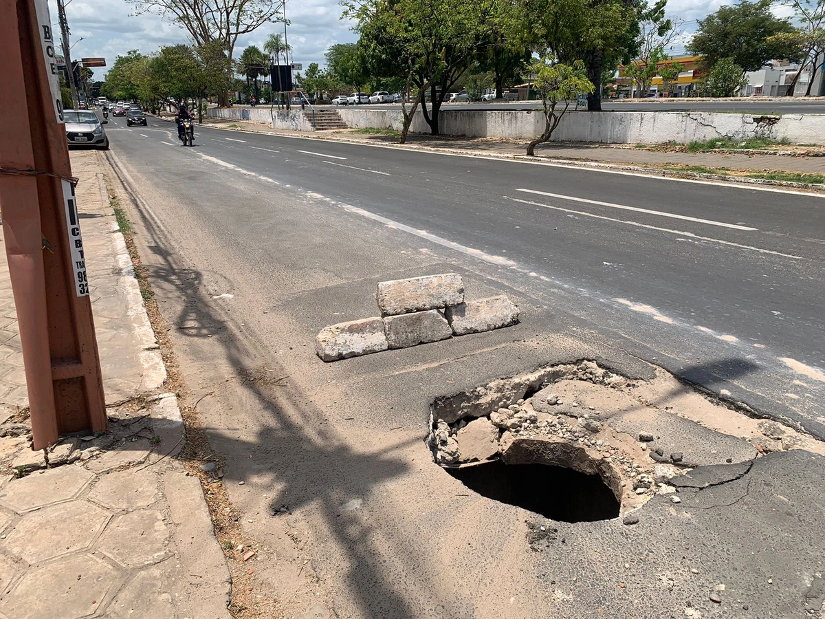 Buraco na avenida João XXIII