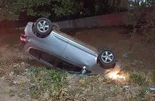 Carro capotou em Oeiras (Foto: Oeiras em Foco)