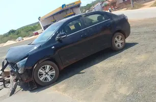 Carro invade BR e colide em caminhão na cidade de Demerval Lobão (Foto: Cícero Carlos)