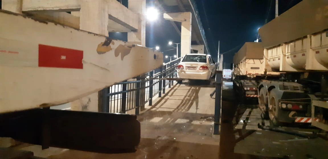 Carro invade passarela de pedrestres em Teresina