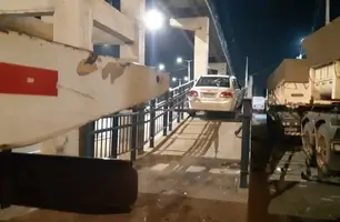 Carro invade passarela de pedrestres em Teresina (Foto: Reprodução)