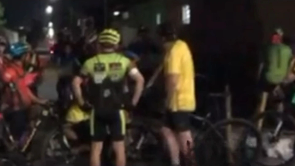 Ciclista fica ferida após passar por buraco em ciclofaixa no centro de Teresina