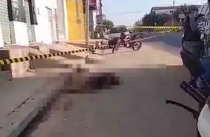 Corpo é encontrado na avenida principal do bairro Parque Vitória (Foto: Reprodução)