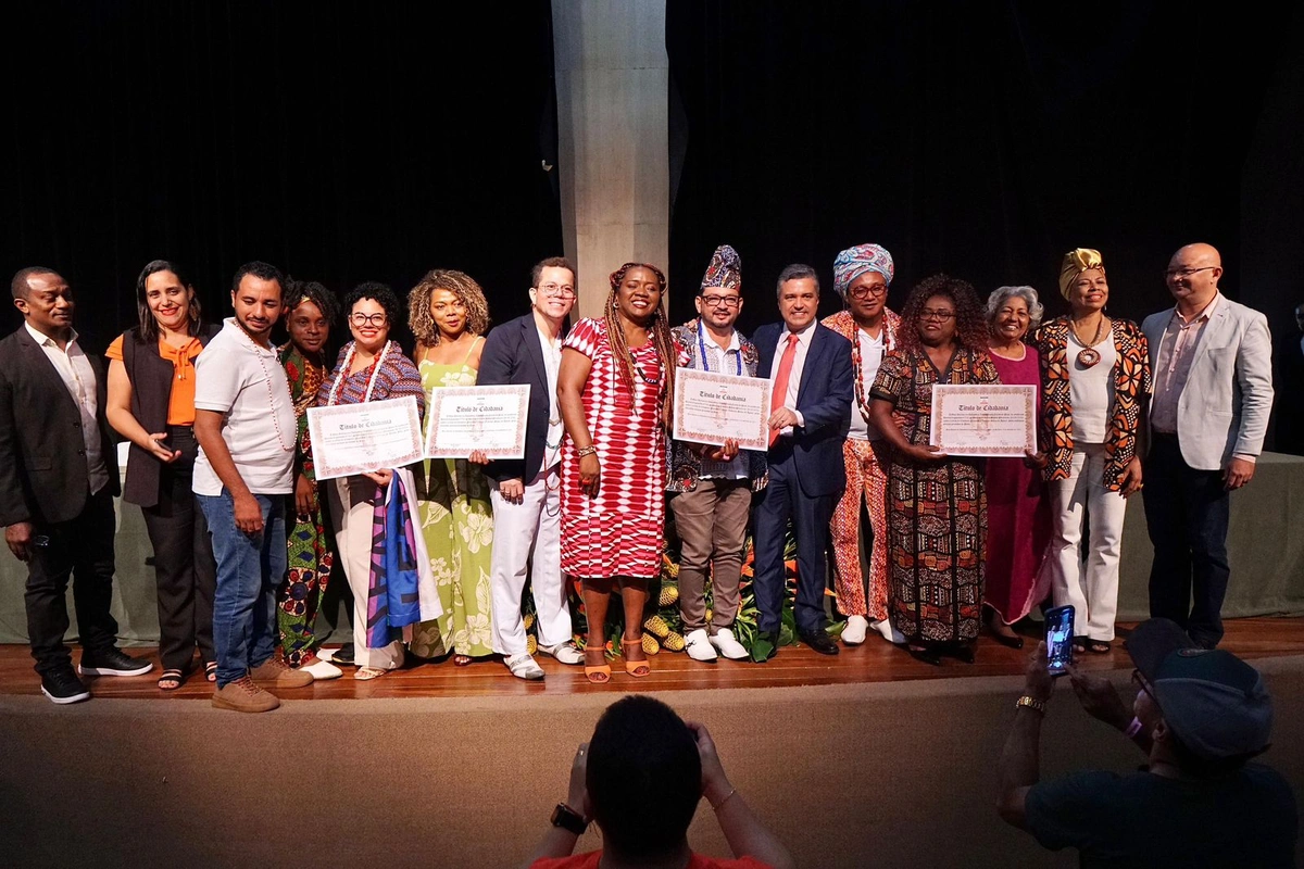 Deputado estadual Dr. Vinicius entrega títulos para mulheres