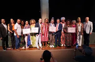 Deputado estadual Dr. Vinicius entrega títulos para mulheres (Foto: Reprodução)