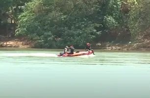 Equipe de mergulhadores continuam buscas por jovens que se afogaram (Foto: Reprodução/TV Cidade Verde)