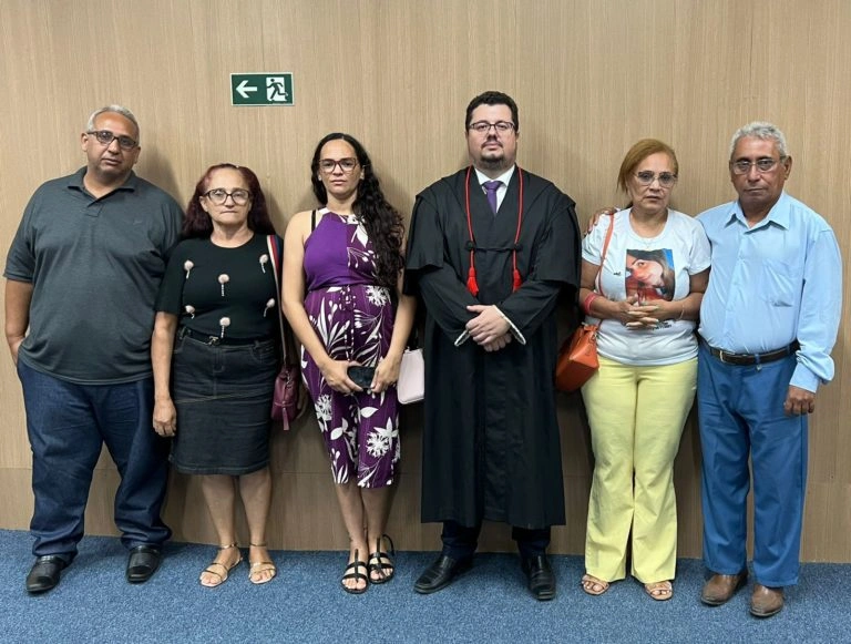 Família da vítima com o promotor