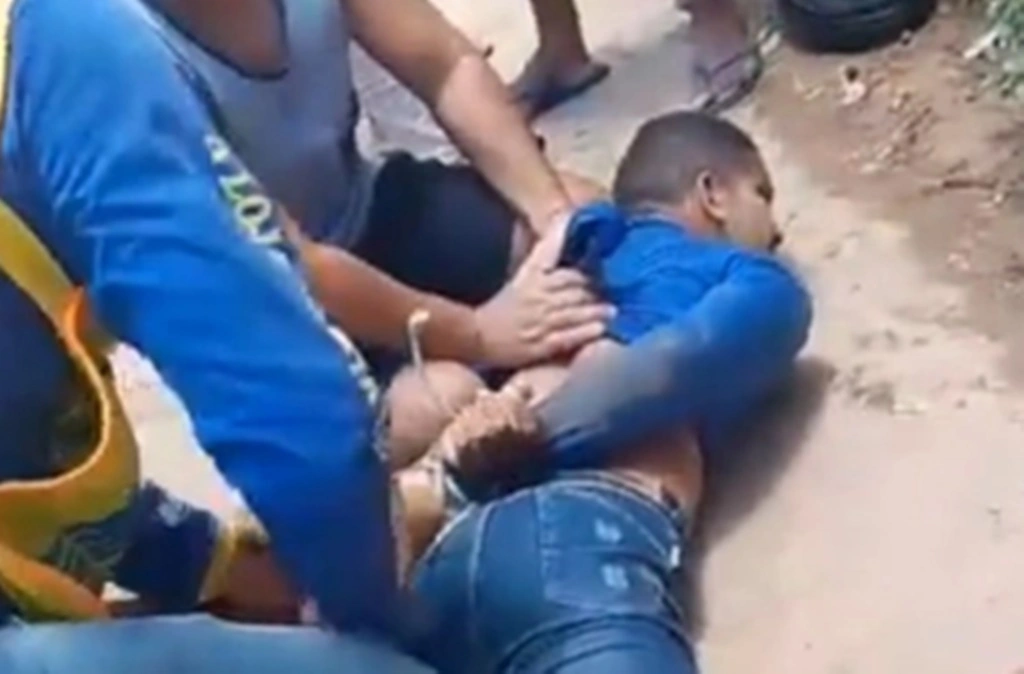 Homem foi detido por populares