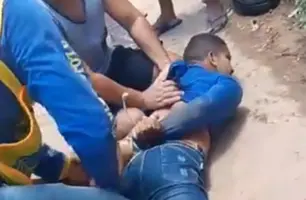 Homem foi detido por populares (Foto: Reprodução)