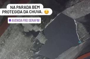 Internauta registra foto em ponto de ônibus com situação precária durante a chuva em Teresina (Foto: Reprodução)