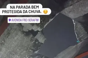 Internauta registra foto em ponto de ônibus com situação precária durante a chuva em Teresina (Foto: Reprodução)