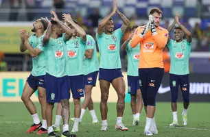 Jogadores da Seleção cumprimentam a torcida após treino no Magueirão (Foto: Créditos: Vitor Silva/CBF)