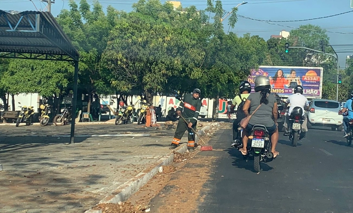 Limpeza da avenida João Antônio Leitão