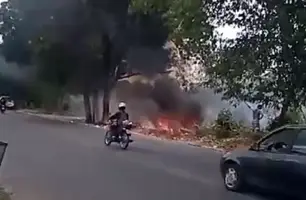 Moradores ateiam fogo em terreno na zona Norte de Teresina (Foto: Reprodução)