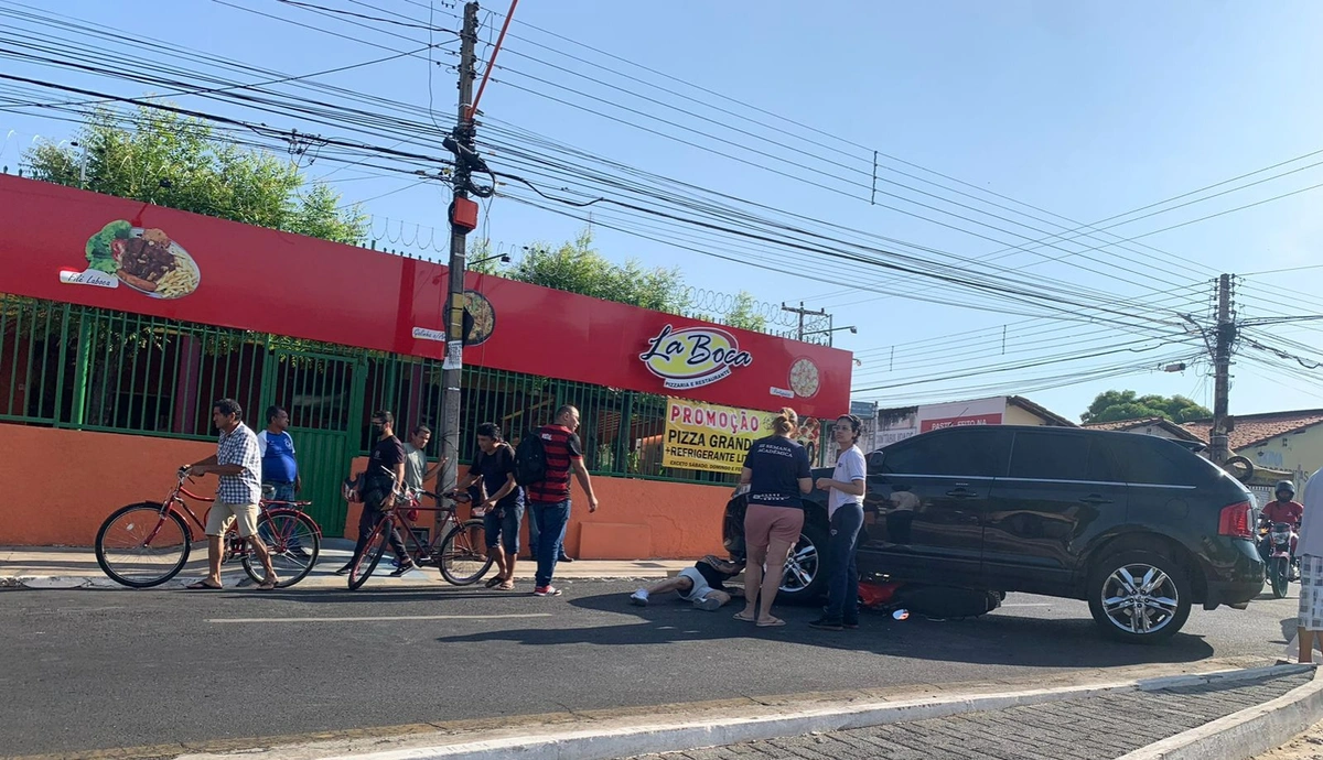 Moto foi parar embaixo do carro no acidente