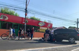 Moto foi parar embaixo do carro no acidente (Foto: Tânia Araújo / Conecta Piauí)
