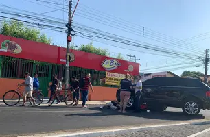 Moto foi parar embaixo do carro no acidente (Foto: Tânia Araújo / Conecta Piauí)
