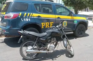Motocicleta apreendida (Foto: Divulgação/PRF)