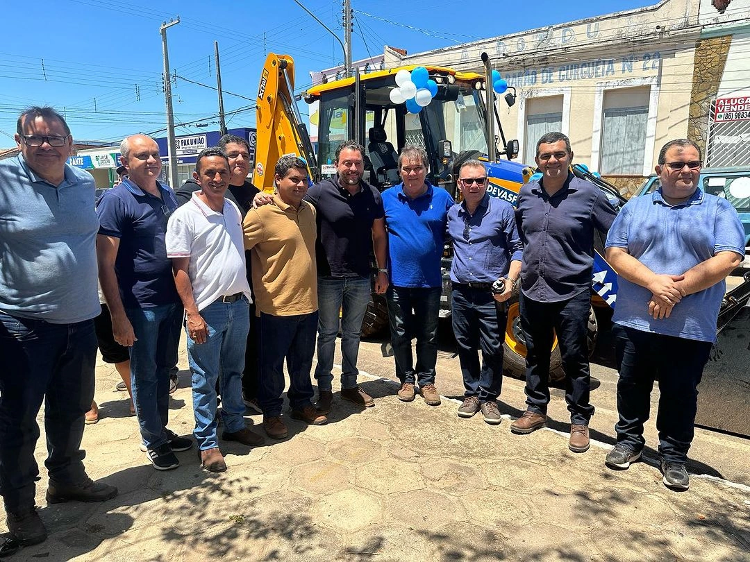 Município de União recebe nova retroescavadeira