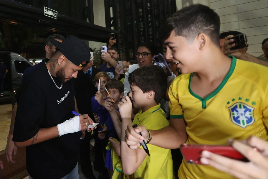 Neymar se juntou ao grupo nesta segunda-feira