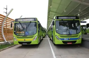 Ônibus em terminal de Teresina (Foto: Strans)