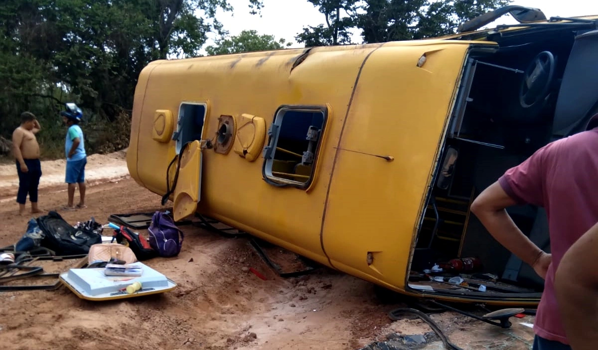 Ônibus escolar capota em estrada de José de Freitas