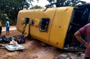 Ônibus escolar capota em estrada de José de Freitas (Foto: Reprodução)