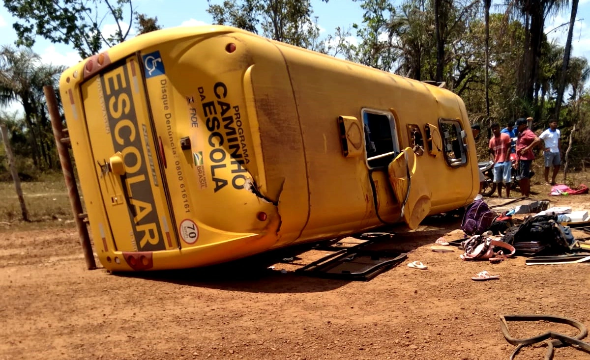 Ônibus escolar capotou em estrada