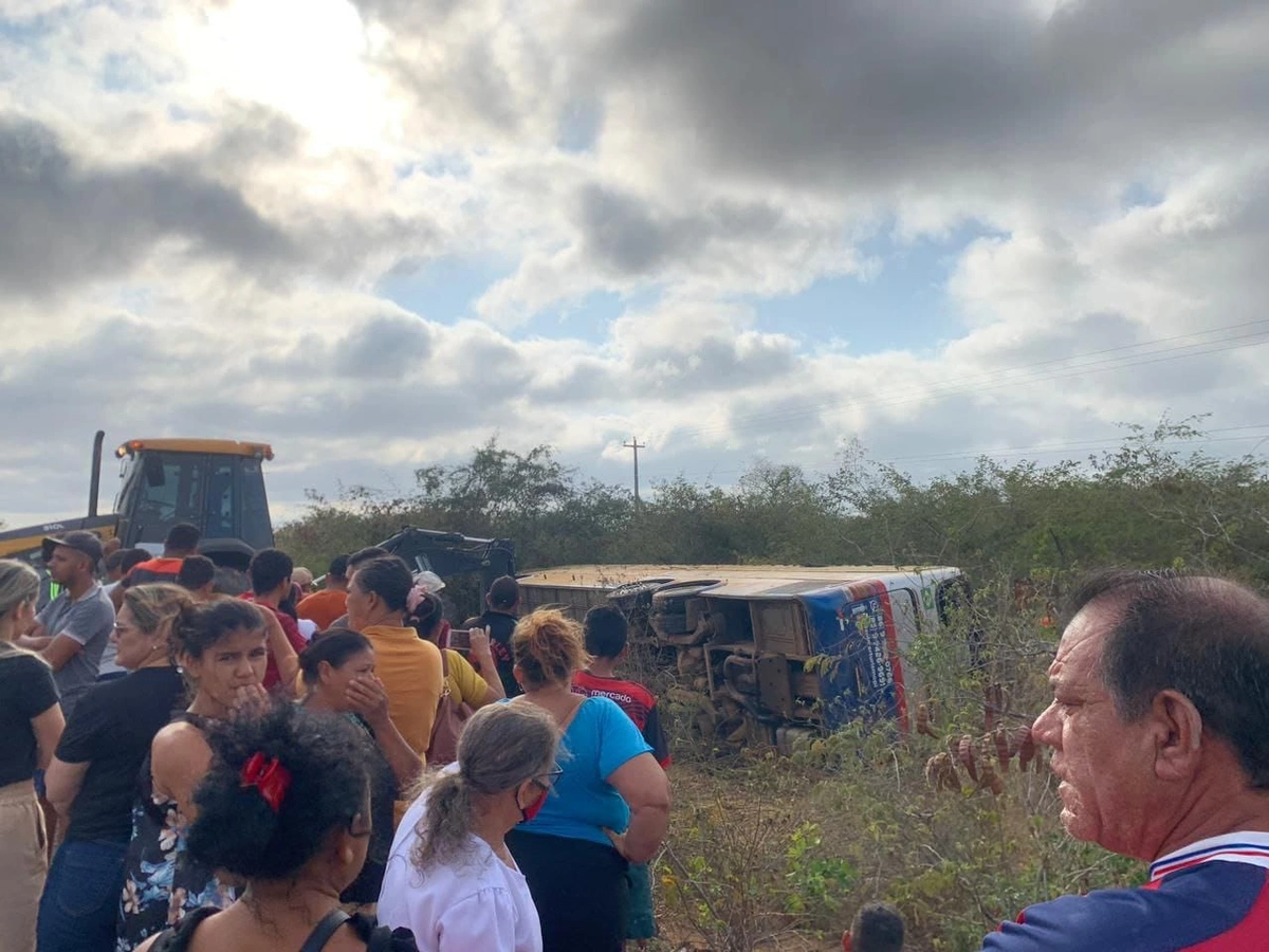 Ônibus tomba em estrada no Pernambuco