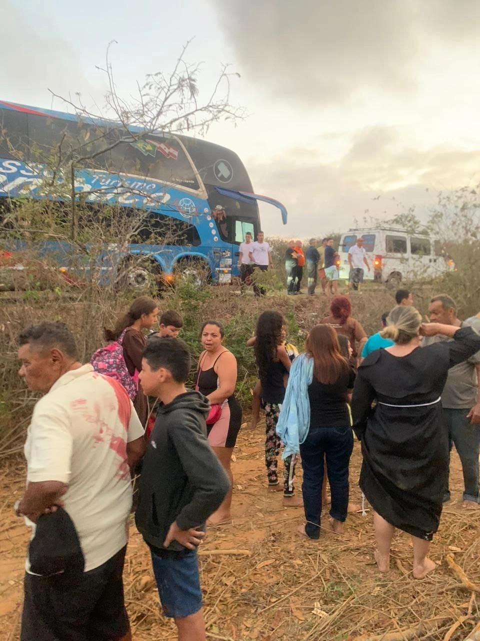 Ônibus tomba em estrada no Pernambuco