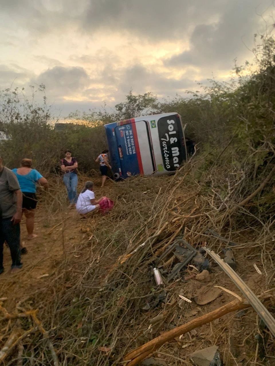 Ônibus tomba em estrada no Pernambuco