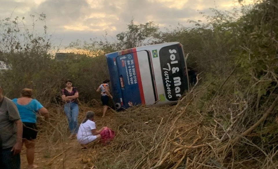 Ônibus tombou em Pernambuco