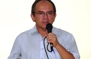 Parnarama: o gesto dos Silveira com o ex-prefeito Dr. David (Foto: Blog Elias Lacerda)